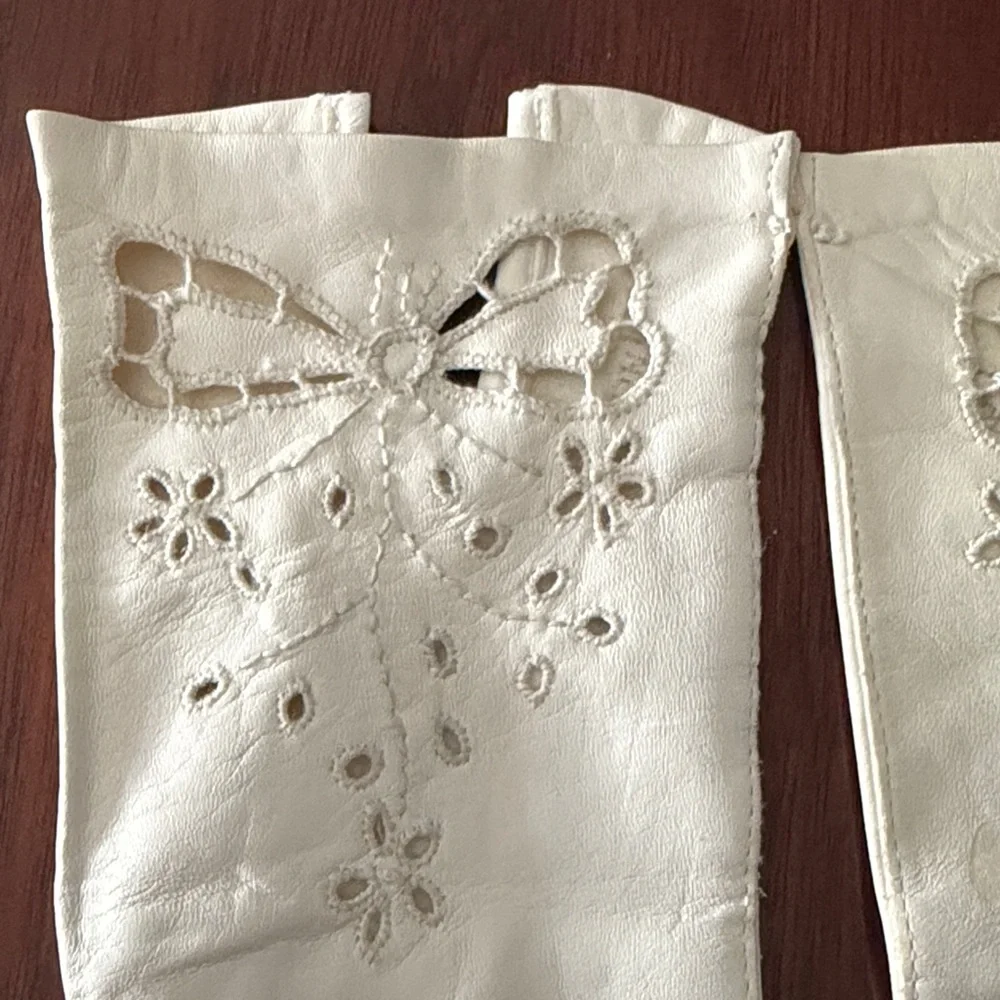 Vintage and Elegant White soft leather Lace Gloves